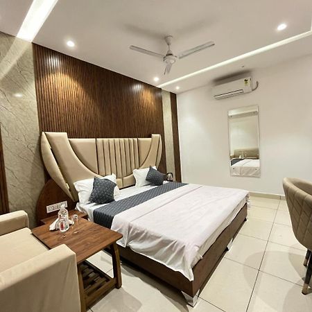 Hotel Platinum Inn Лудяна Екстериор снимка