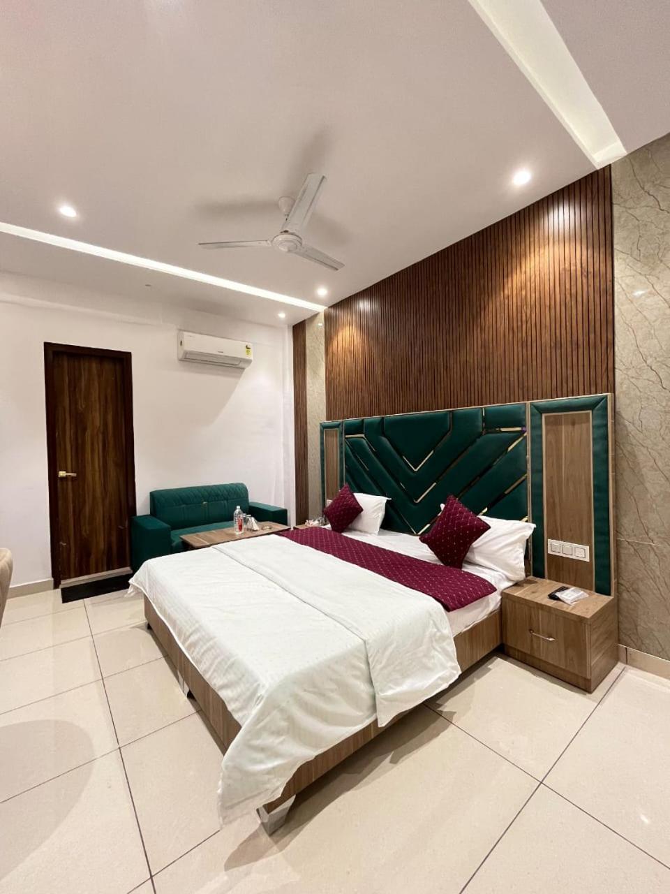 Hotel Platinum Inn Лудяна Екстериор снимка