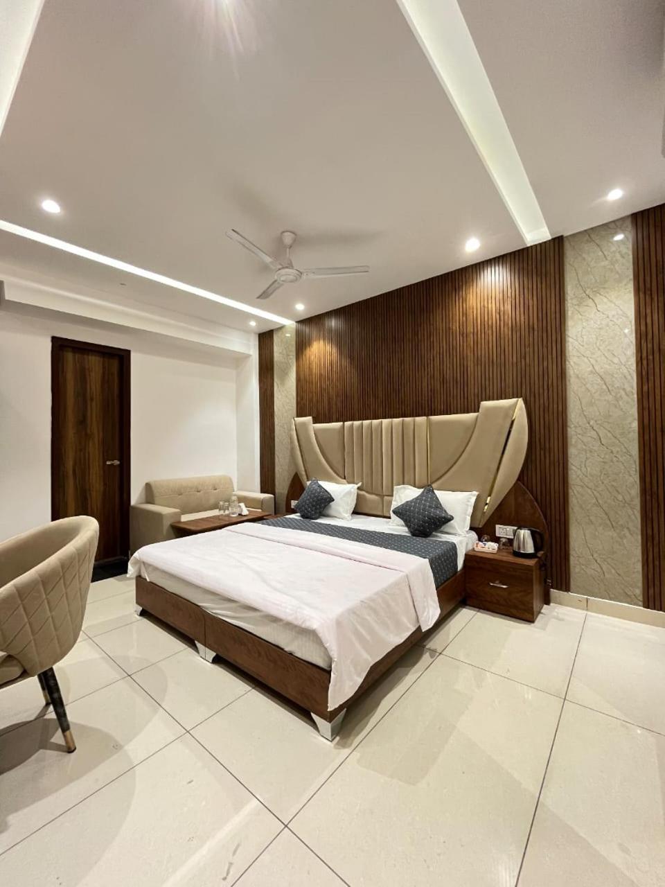 Hotel Platinum Inn Лудяна Екстериор снимка