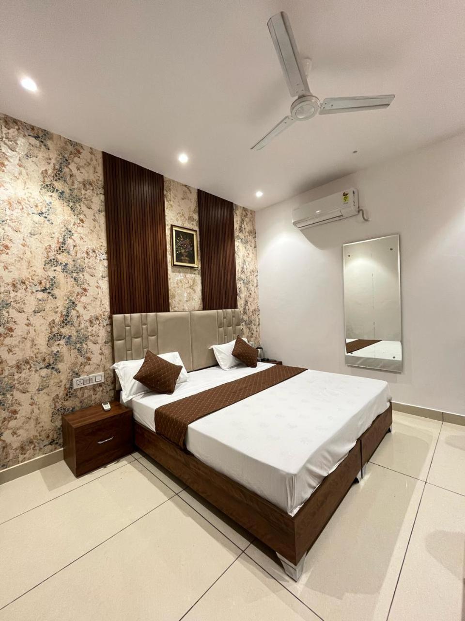 Hotel Platinum Inn Лудяна Екстериор снимка